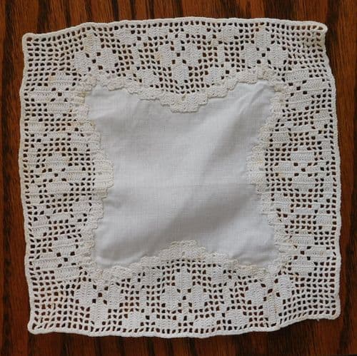 3 vintage mats Matching crochet doilies table linen or dressing table set K