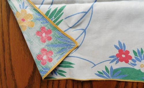 Vintage tablecloth with pretty floral print 33
