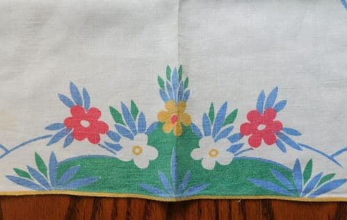 Vintage tablecloth with pretty floral print 33