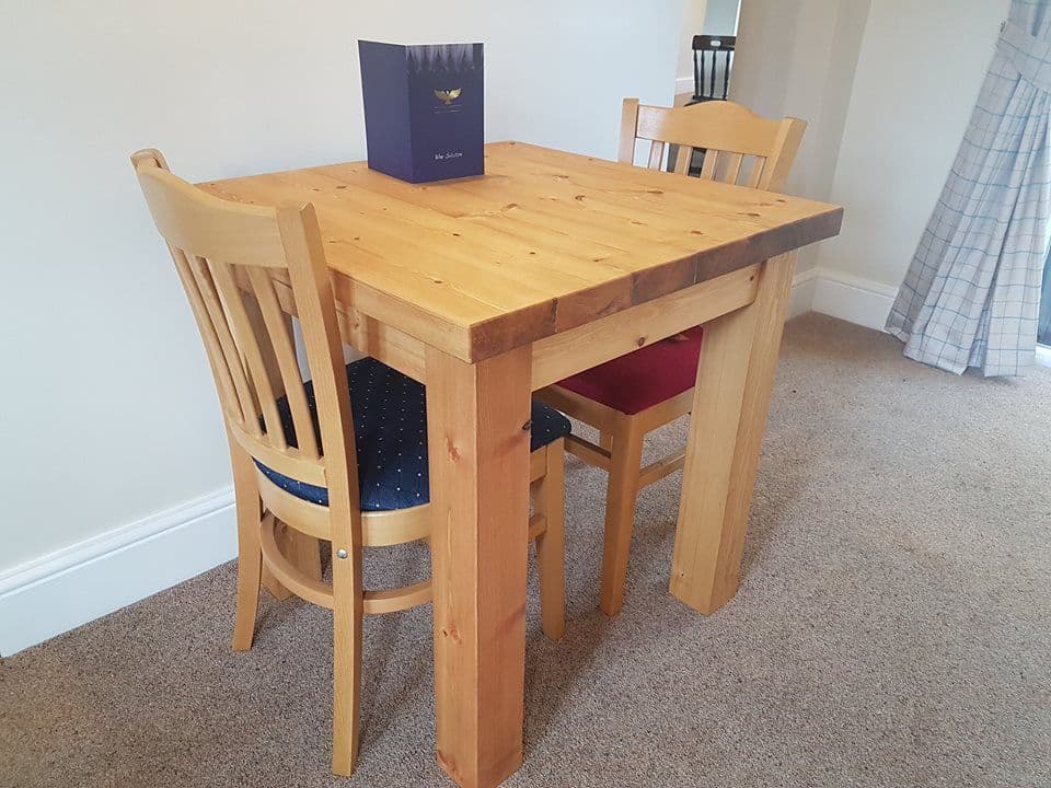 Port Royal 30x30 inch dining table